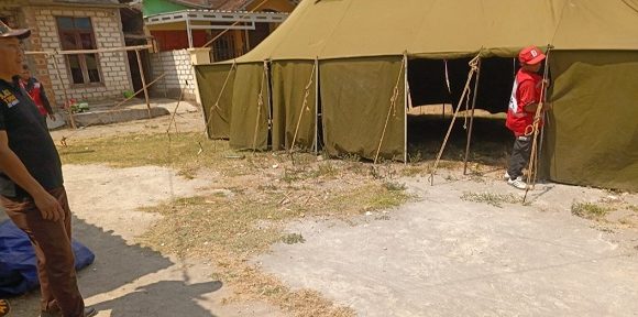 Dirikan Tenda Darurat Untuk Mbah Supatman, Mitos Tak Boleh Menumpang Ke Rumah Lain