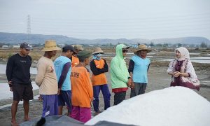 Calon Bupati Rembang, Vivit Dinarini Atnasari bertemu dengan petani garam di Desa Dasun Kecamatan Lasem, Kamis (26/09).