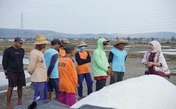Cabup Vivit Menerima Keluhan Ini, Saat Bertemu Petani Garam