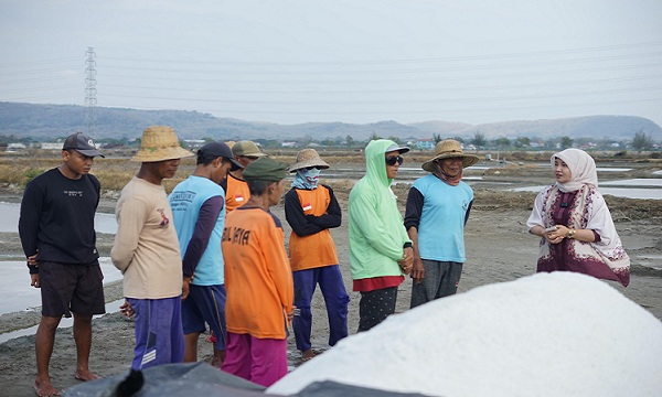 Cabup Vivit Menerima Keluhan Ini, Saat Bertemu Petani Garam