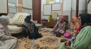 Calon Bupati, Vivit Dinarini Atnasari bersilaturahmi dengan isteri Gus Baha, kemudian dilanjutkan bertemu mantan Kades, Senin malam (02/09).