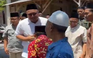 Calon Wakil Bupati, Moch. Hanies Cholil Barro’ berjabat tangan dengan masyarakat Desa Karaskepoh Kecamatan Pancur, Jum’at siang (18/10).