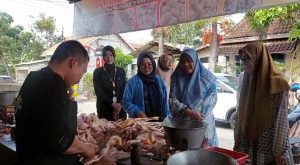 Isteri calon Bupati dan Wakil Bupati Rembang, Musringah dan Ning Dyah datang ke lokasi pemotongan ayam, Selasa (22/10).