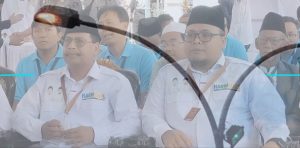 Pasangan Harno – Moch. Hanies (Harmonis), dengan latar belakang lampu penerangan jalan umum (LPJU).