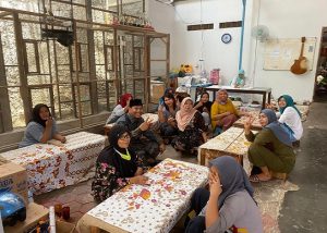 Calon Bupati Rembang, Harno berkunjung ke sentra batik tulis Lasem.