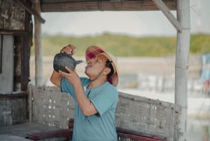 Calon Bupati Rembang, Harno meminum air kendi, saat kunjungan ke tambak udang, baru-baru ini.