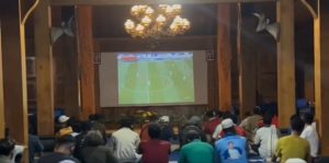 Calon Bupati, Harno menikmati pertandingan Timnas Indonesia, ketika berlangsung nonton bareng di Joglo Wavi.