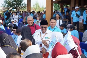 Calon Bupati, Harno dan Cawabup Moch. Hanies Cholil Barro’ menyapa para pendukungnya.