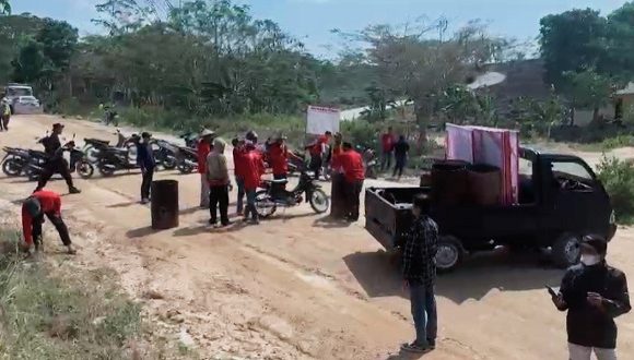 Buntut Saling Klaim Lahan, Warga Memblokir Akses Jalan Tambang