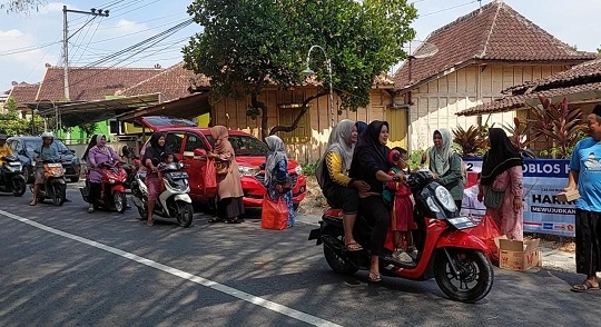 Relawan Harmonis Gelar Jum’at Berkah, Bagikan Nasi Kepada Masyarakat