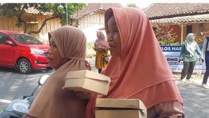 Relawan Harmonis mengadakan pembagian nasi bungkus, melalui kegiatan Jum’at Berkah.