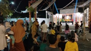 Kemeriahan Mumba Festival di Pollos Hotel. (Foto atas) Felicia dan Fiona, pencetus Mumba Festival.