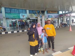 Kepulangan santriwati tiba di bandara. (Foto atas) Dua santriwati asal Papua, saat berpamitan dengan Dewan Pembina Daerah (DPD) Partai Nasdem Kabupaten Rembang, Atna Tukiman.