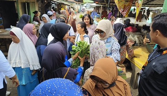 Borong Dagangan Sambil Belanja Masalah, Cabup Vivit Blusukan Di Pasar Lasem