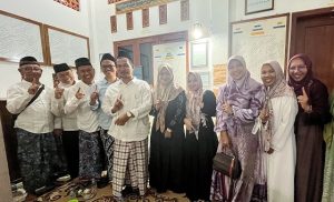 Calon Bupati Rembang, Vivit Dinarini Atnasari bersama keluarganya silaturahmi ke kediaman ulama Gus Baha yang juga kakaknya Gus Umam, calon Wakil Bupati.