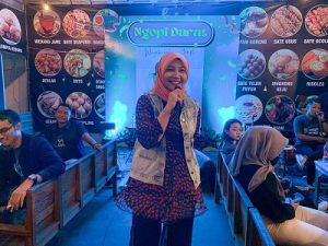 Calon Bupati Rembang, Vivit Dinarini Atnasari menggelar ngopi darat bersama anak-anak muda.