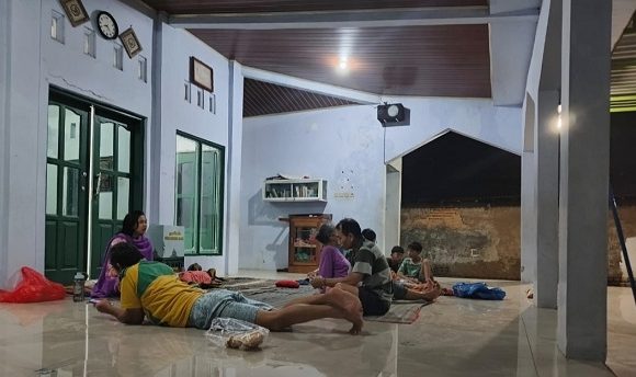 Banjir Melanda Kab. Rembang, Warga Dorokandang Lasem Mengungsi Ke Mushola