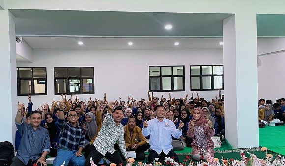 Tantangan Digitalisasi Dan Revolusi Bisnis, Mahasiswa UYR Terima Kuliah Umum
