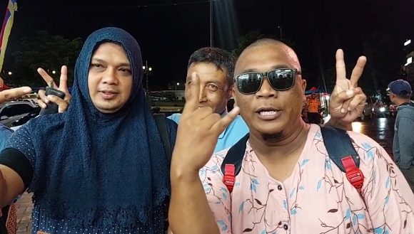 Pakai Daster Dan Guling-Guling Mengelilingi Alun-Alun, Aksi Unik Pendukung Harmonis