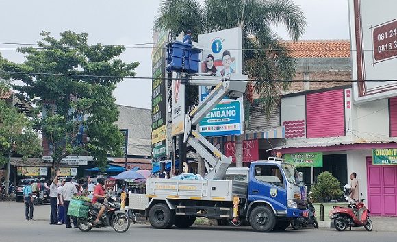 Penertiban Atribut Kampanye Libatkan Mobil Khusus Dishub Rembang, Bahaya Kalau Pakai Cara Manual