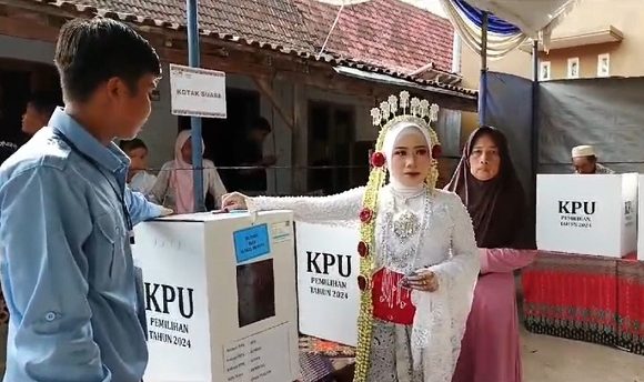 Nyoblos Pada Hari Spesial, Pengantin Di Desa Kumbo Menyedot Perhatian