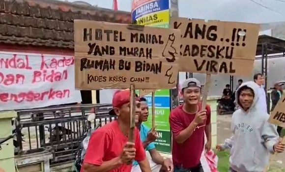 Kepergok Di Dalam Rumah Bidan, Oknum Kades Gandrirojo Sedan Digrebek Warga!! Gelar Aksi Demo
