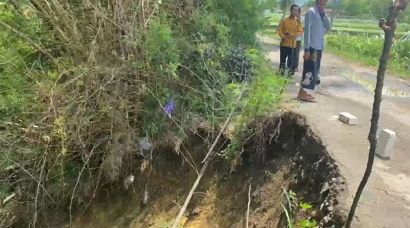 Jalan Longsor, Penghubung Penting Antara Tempaling Ke Sejumlah Desa!! Sudah Tiga Kali Ini