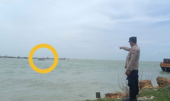 Sempat Didorong Beckhoe!! Begini Kronologi Kapal Pengangkut Solar Tenggelam Di Pelabuhan Sluke