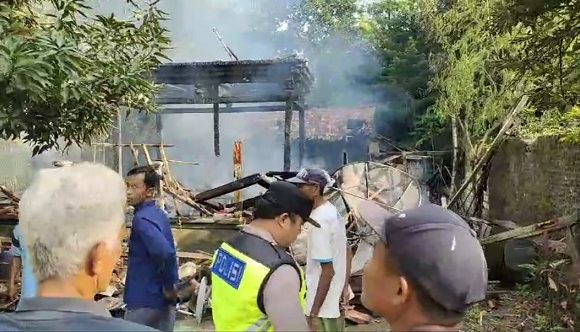 Kerugian Ditaksir 350 Juta, Sekeluarga Mengungsi Ke Mushola (Kebakaran Kedunglowo Landoh)