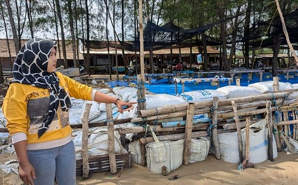 Kunjungan Wisatawan Pantai Caruban Menurun Drastis, BPBD Khawatir Penanganan Jadi Korban Pemangkasan