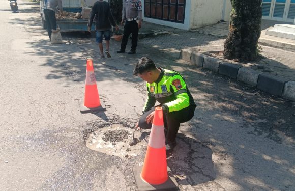 Gerak Cepat Polisi Di Rembang, Tambal Jalan Berlubang