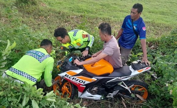 Jenazah Korban Dibawa Ke Rumah Duka, Identitas Pengendara Dan Pembonceng Motor Kecelakaan Di Timur Pantai Jatisari Sluke