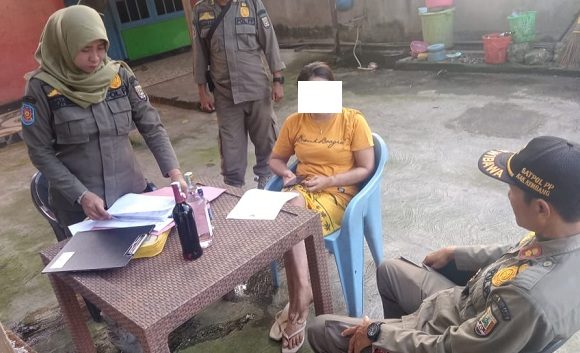 Warung-Warung Kec. Kragan Dan Sarang Dirazia, Petugas Amankan Miras Puluhan Botol