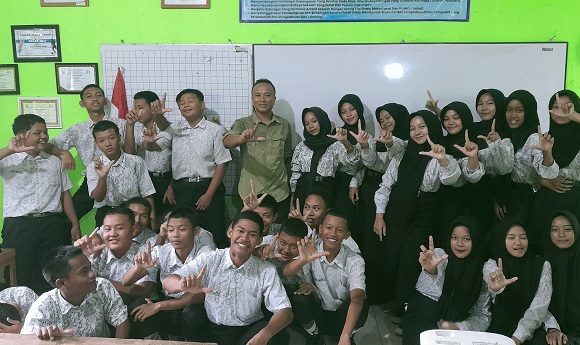 Ketat Menerapkan Zero Plastik, Siswa Ketahuan Wajib Bawa Pulang (Sekolah Adiwiyata SMP N I Sumber)