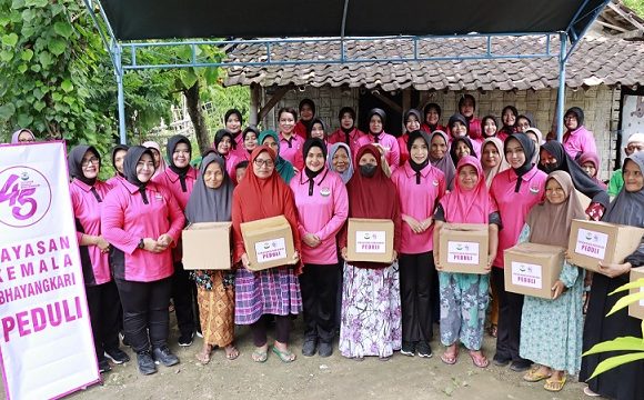 Kunjungi Desa Pancur Dan Kedung, Kemala Bhayangkari Cabang Rembang Gelar Bakti Sosial