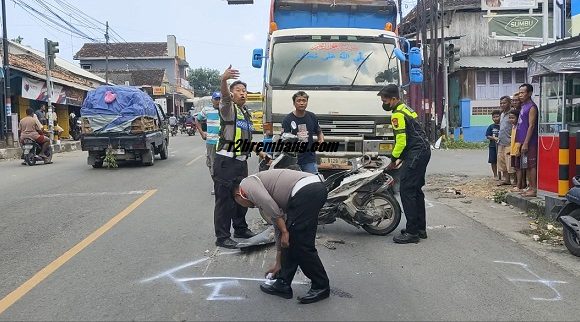 Tronton Seruduk 3 Motor, Satu Korban Meninggal Dunia (Kecelakaan Perempatan Sulang)