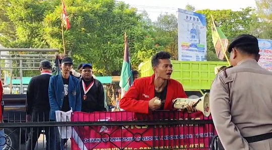 Merasa Keluarganya Diteror, Mahasiswa Pindah Demo Dari DPRD Ke Kodim Rembang