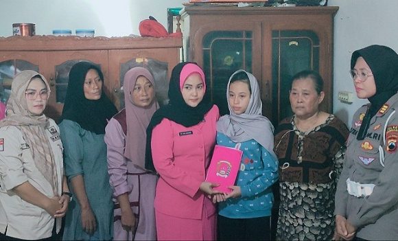 Isteri Kapolres Rembang Memeluk Erat Syifa, Tangis pun Pecah (Anak Ditinggalkan 3 Anggota Keluarganya)