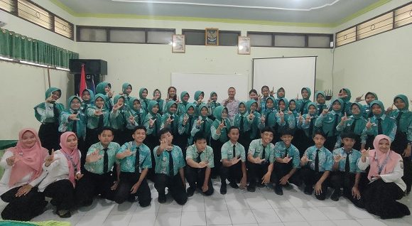 Buat Majalah Elektronik Melalui Flipbook, Upaya SMP N 1 Lasem Memperkuat Literasi