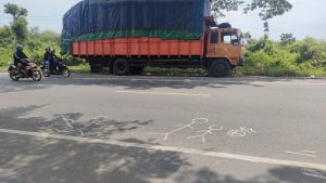 Lokasi kejadian yang merenggut 3 korban jiwa. (Foto atas) Kasat Lantas Polres Rembang, AKP Ryan Mitha Pangesty didampingi Kepala Unit Penegakan Hukum (Gakkum) Satlantas, Ipda Rahmat Hersa Widiatmoko menjelaskan kesimpulan kasus kecelakaan.