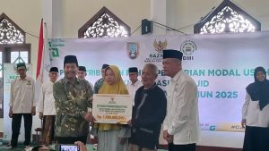 Bupati Rembang, Harno didampingi Ketua Baznas Kab. Rembang, Moh. Ali Anshory menyerahkan bantuan penataan rumah tidak layak huni, Selasa (27/05).