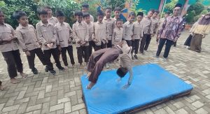 Belvin Aprilyan saat menunjukkan salto di halaman sekolahnya.
