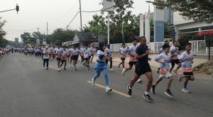 Peserta lari Bhina Fun Run, Minggu pagi. (Foto atas) Pemenang best costume Bhina Fun Run, Roisul Ula, warga Desa Punjulharjo Rembang.