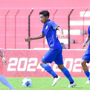 Aksi Efendi "Bendot" bersama Persika Karanganyar. (Foto atas) para pemain Persika merayakan keberhasilan lolos ke Liga 3 usai laga menghadapi Persebata Lembata NTT, Rabu (14?05) sore.