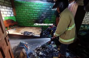 Proses pemadaman api di rumah warga Desa Dorokandang Kecamatan Lasem, Jum’at pagi (16/05).