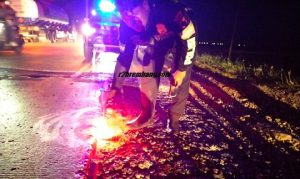 Anggota Satlantas Polres Rembang menggelar olah TKP di jalur Pantura Desa Mojowarno Kecamatan Kaliori, Rabu malam (30/04).