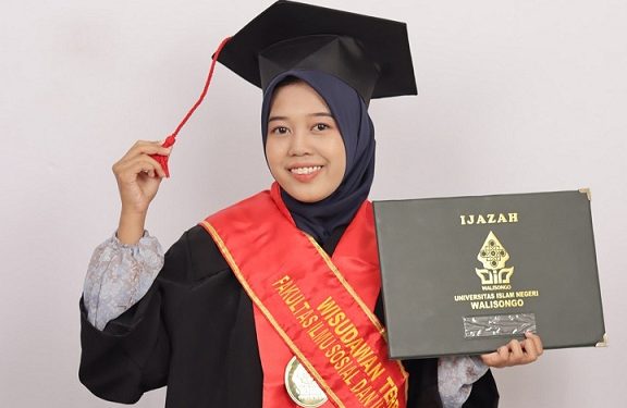 Kuliah Dibiayai Pemkab Rembang, Miftachul Jannah Jadi Lulusan Terbaik
