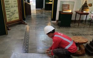 Petugas bersiap melakukan fumigasi di Museum Kartini Rembang.