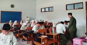 Ja’far Shodiq Hibatullah mengenalkan aplikasi Al-Ihdzar kepada siswa sekolah di Kecamatan Sedan.