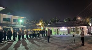 Kapolres Rembang, AKBP Dhanang Bagus Anggoro memimpin apel siaga anti premanisme, Sabtu malam.